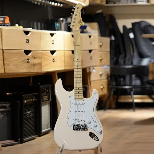 G&L Tribute Legacy Gloss White Poplar MP Электрогитара.